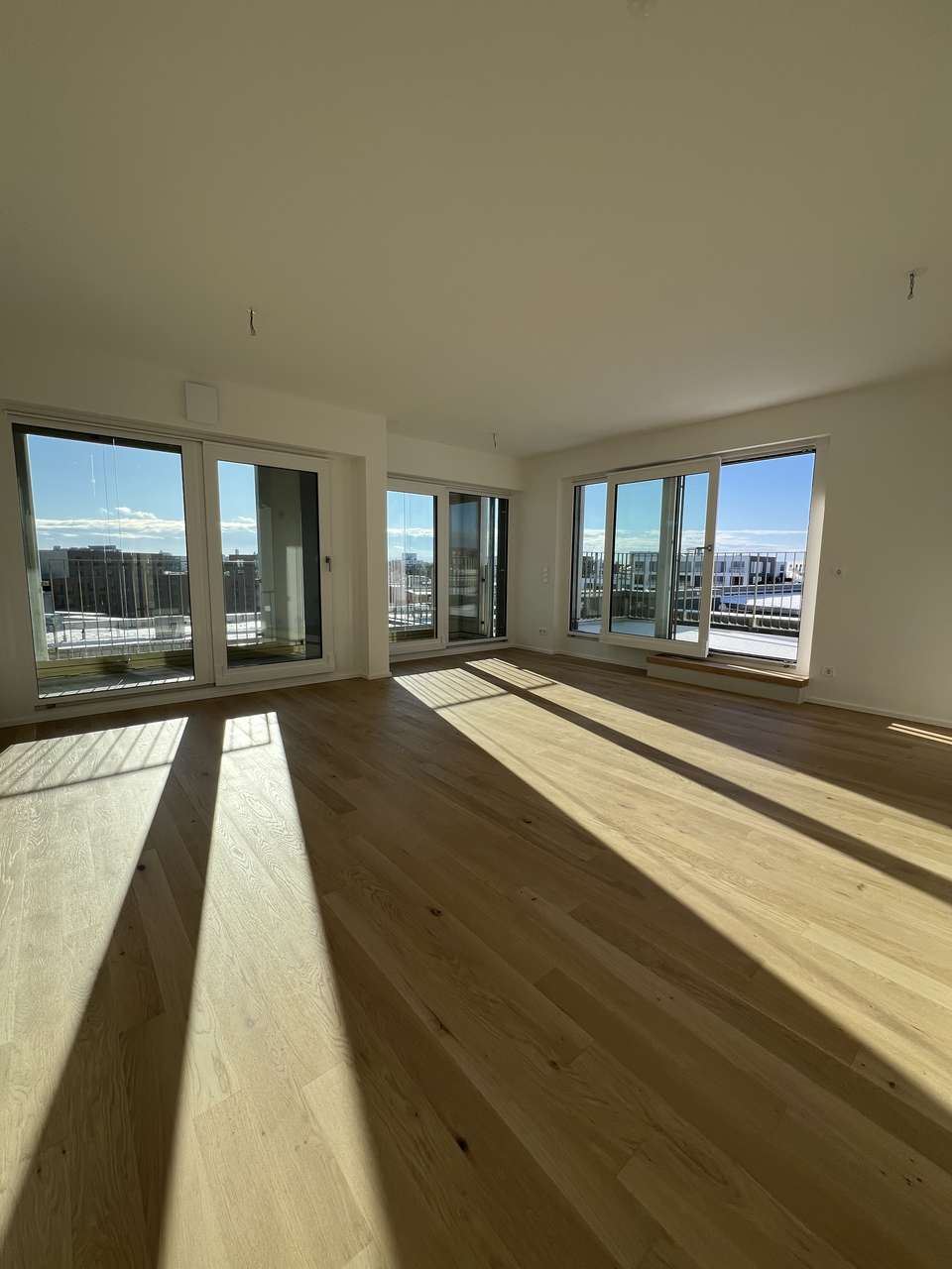 Sonnige und helle 2-Zimmer-Dachterrassen-Wohnung mit Bergblick in Pasing