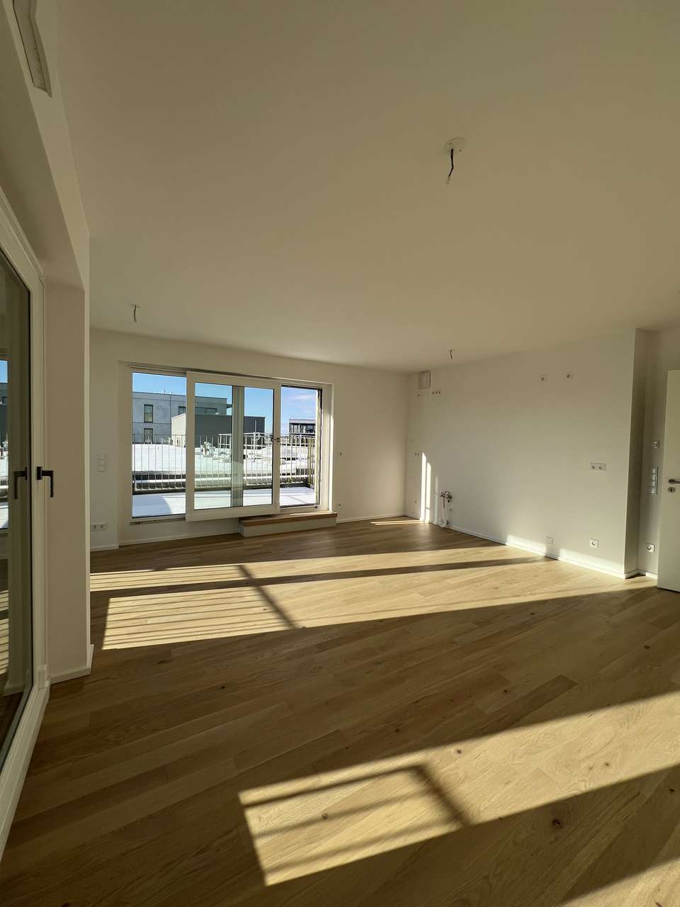 Sonnige und helle 2-Zimmer-Dachterrassen-Wohnung mit Bergblick in Pasing