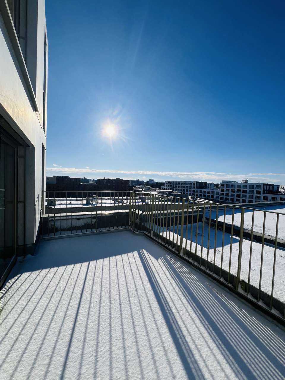 Sonnige und helle 2-Zimmer-Dachterrassen-Wohnung mit Bergblick in Pasing